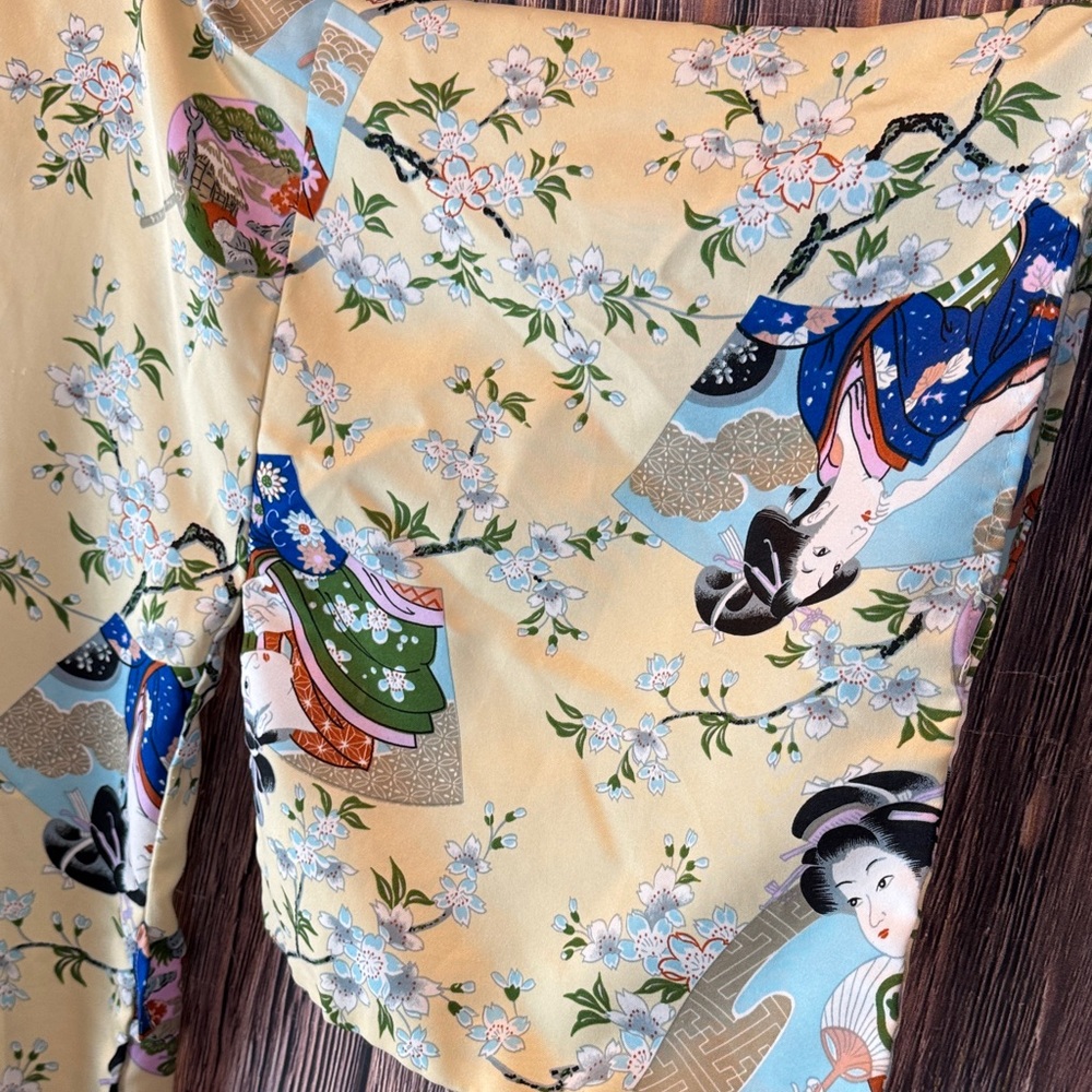 Vintage Kimono with Geisha Print Robe - Picture 3 of 10